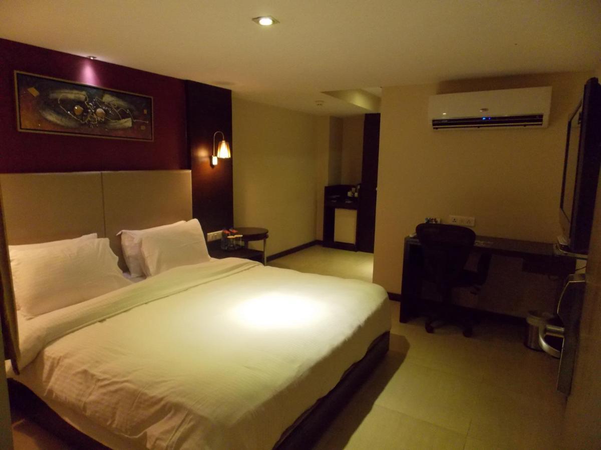 Lords Plaza Surat Hotel Exterior photo